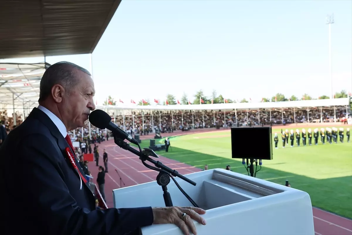 Cumhurbaşkanı Erdoğan: Silahlı Kuvvetlerimiz görevini alnının akıyla yerine getiriyor