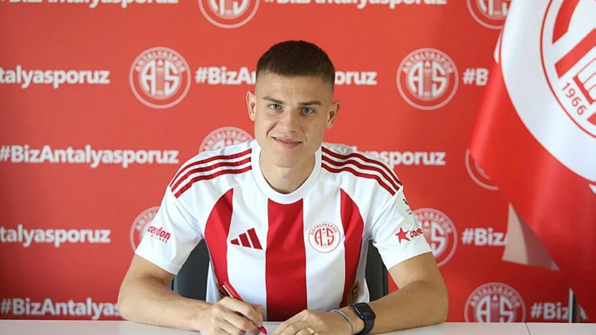 Antalyaspor, Petrusenko ile Abdurrahim Dursun için imza töreni düzenledi