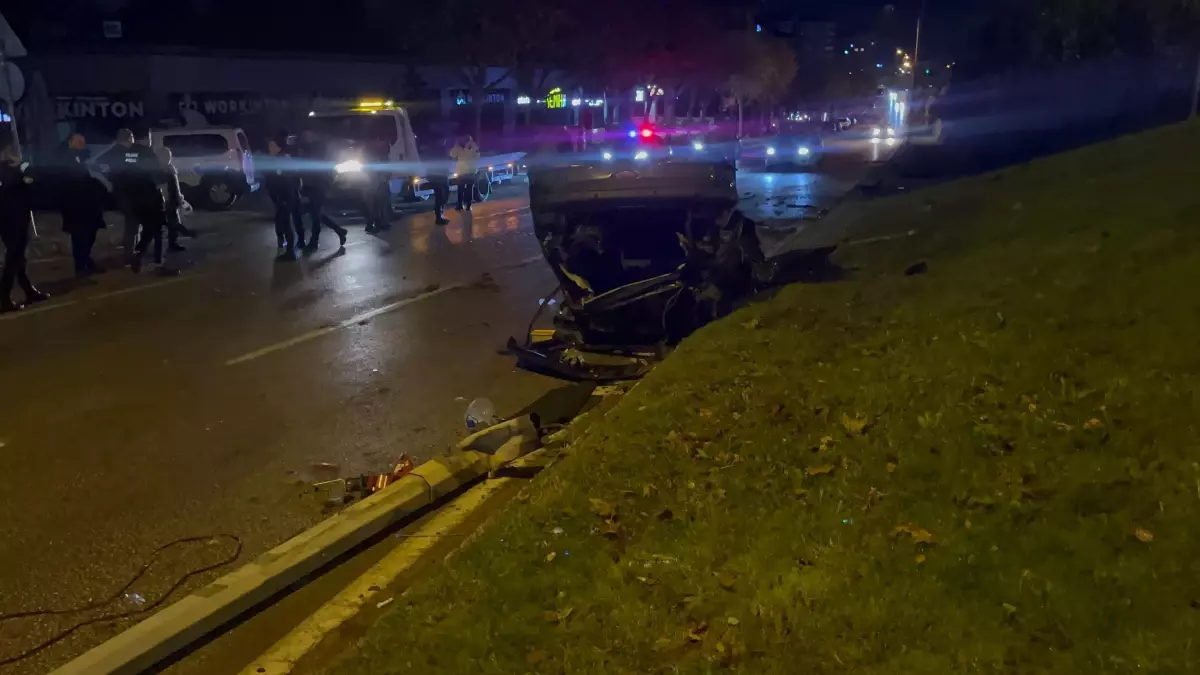 Bursa’da Otomobil Aydınlatma Direğine Çarptı, İki Yaralı