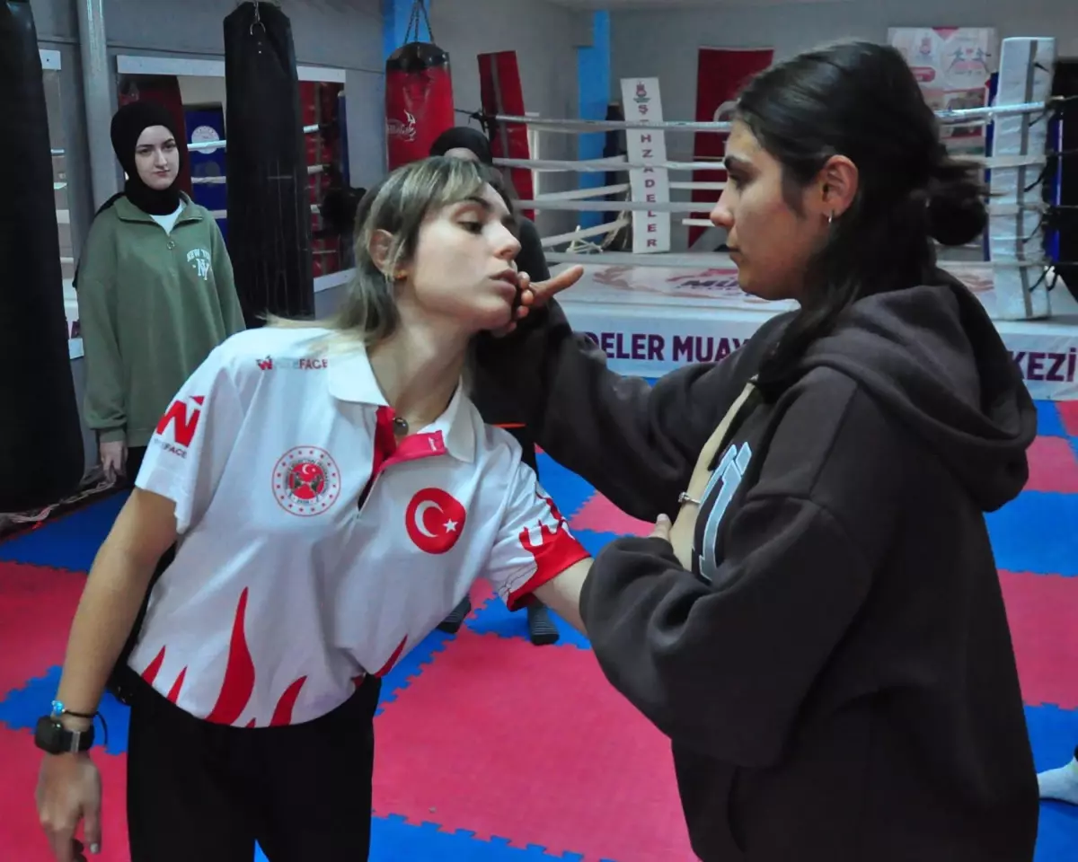 Muay Thai Antrenörü Kız Öğrencileri Kendilerini Savunmaya Hazırlıyor