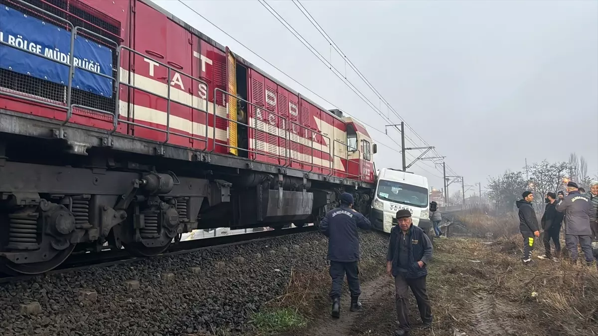 Tren Minibüse Çarptı: 2 Yaralı